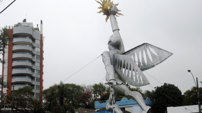 A obra escultural do artista plástico Juan Amoretti representa o ser humano que não cansa de buscar o sol.