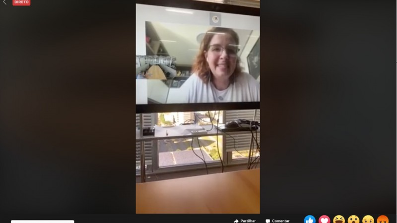 A foto é um print da live e mostra uma tela com a imagem da Raquel Recuero.