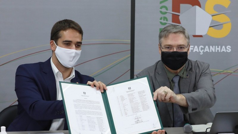 Governador Leite e o secretário de Inovação, Ciência e Tecnologia, Luís Lamb, durante transmissão ao vivo para a assinatura