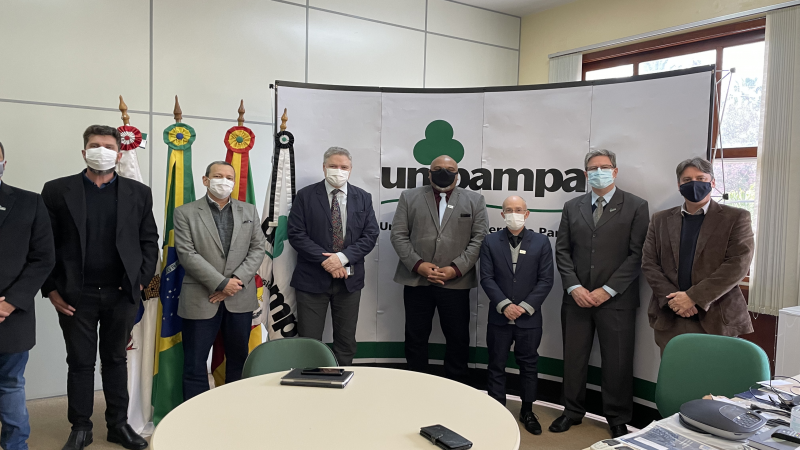 Foto com homens de pé lado a lado.