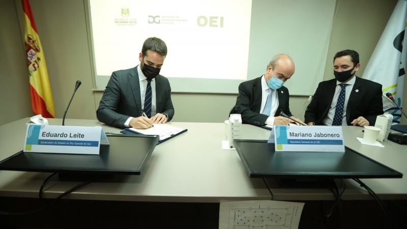 Leite assinou protocolo de entendimento com a OEI para a concepção do projeto Museu Escola do Futuro, em Porto Alegre