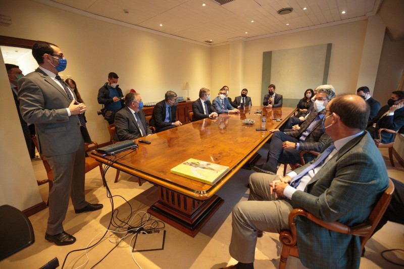 Primeira agenda da comitiva do Rio Grande do Sul nesta terça (5/10) em Madri foi reunião no Grupo Cobra