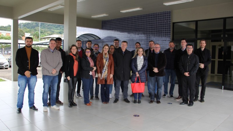 Grupo de pessoas reunido