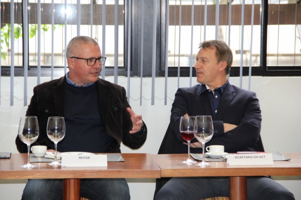 Dois homens almoçando