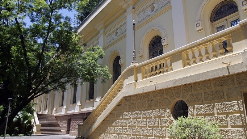 Fachada de um prédio antigo com duas escadas.