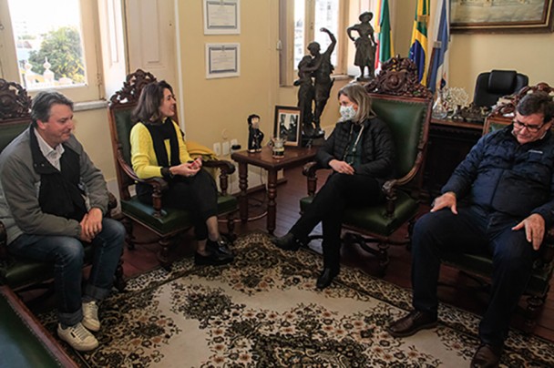 Quatro pessoas na foto.