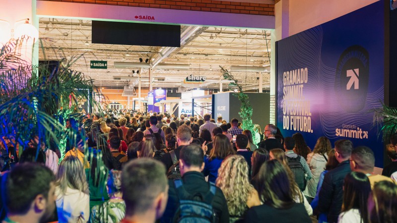 Imagem de pessoas de costa em um evento