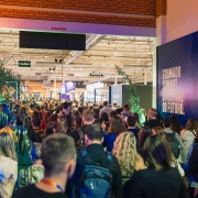 Imagem de pessoas de costa em um evento