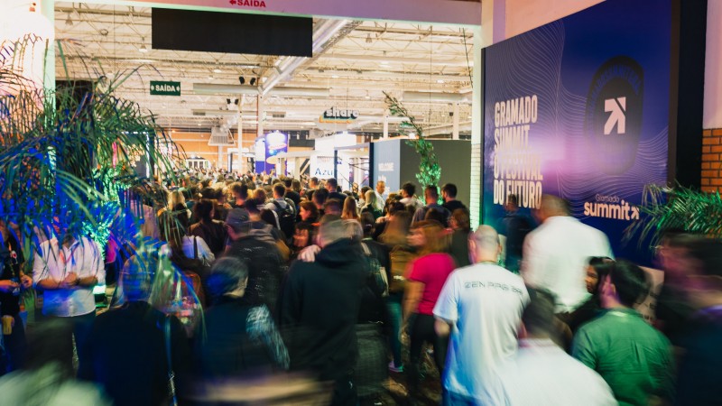 Foto mostra multidão entrando em feira.