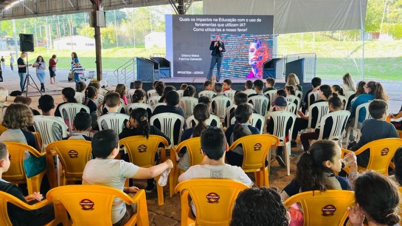 Palestra sobre IA com alunos de escola municipal de Esteio