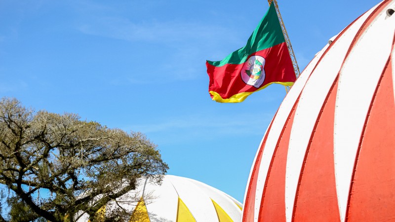 Bandeira do Rio Grande do Sul em meio às esferas da Expointer.