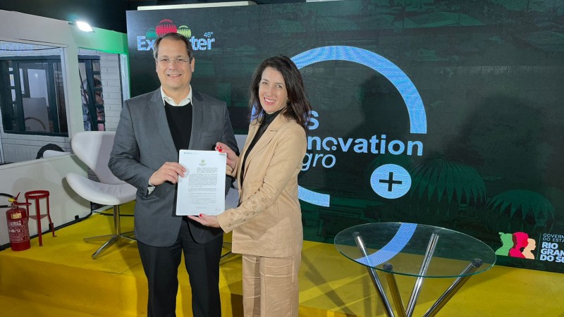 Ayrton Ramos e Simone Stülp assinam termo de cooperação entre Sict e Sebrae RS