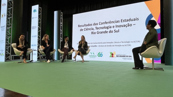 Conferência Regional Sul de CT&I, em Curitiba com diretores sentados em cadeiras em cima do palco durante apresentaçao. 