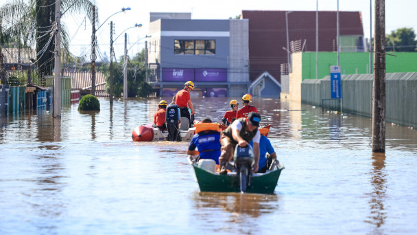 barcos na via durante a enchente