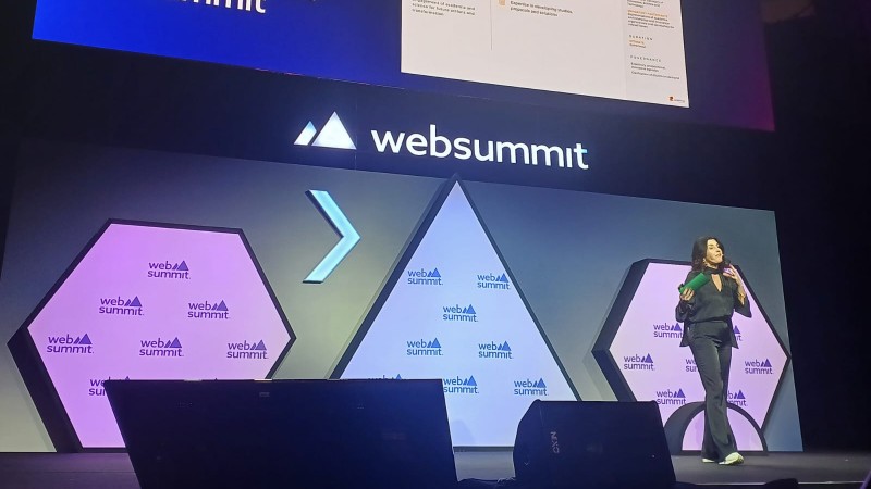 No palco do Web Summit, secretária Simone Stülp palestra sobre resiliência climática