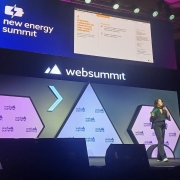 No palco do Web Summit, secretária Simone Stülp palestra sobre resiliência climática