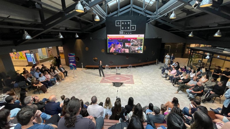 Secretária Simone Stülp palestra em uma sala cheia