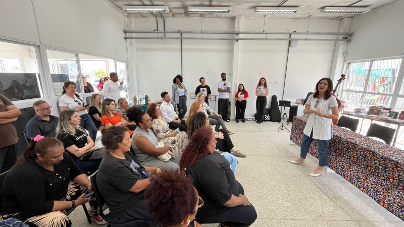 Secretária Simone Stülp fala sobre Comunidades Inovadoras na Praça CEU, em Pelotas