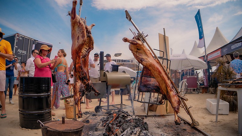 Evento reúne churrasqueiros na beira da praia de Atlântida