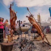 Evento reúne churrasqueiros na beira da praia de Atlântida