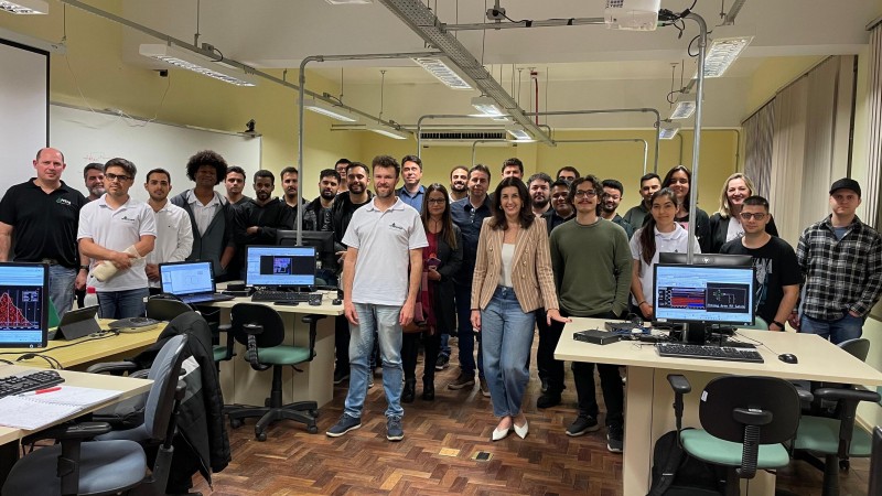 Foto posada de alunos em uma sala de aula com a Secretária Simone Stülp em visita aos alunos do curso na Unipampa