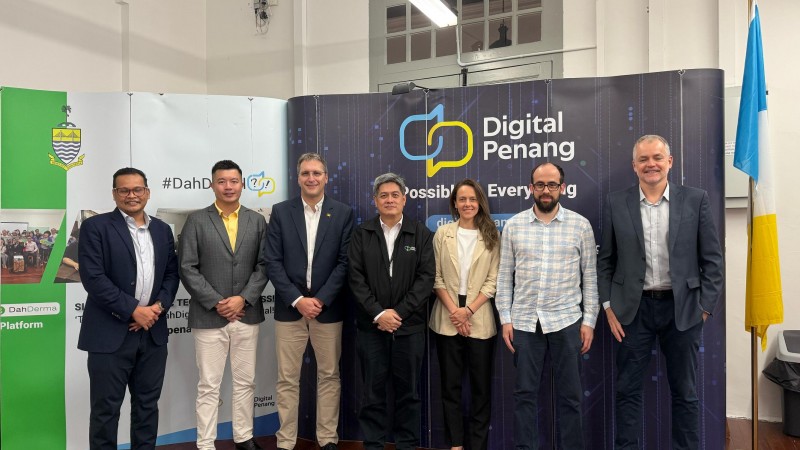 Foto da equipe que está em missão na Malásia