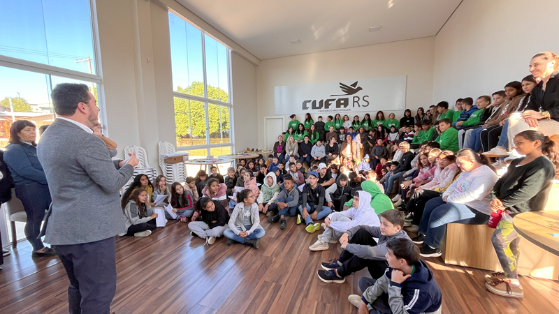 Secretário adjunto Mário Augusto conversa com as crianças participantes do Rotas da Inovação Kids