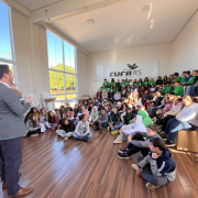Secretário adjunto Mário Augusto conversa com as crianças participantes do Rotas da Inovação Kids