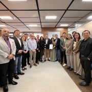 foto posada com todos em pé na sala