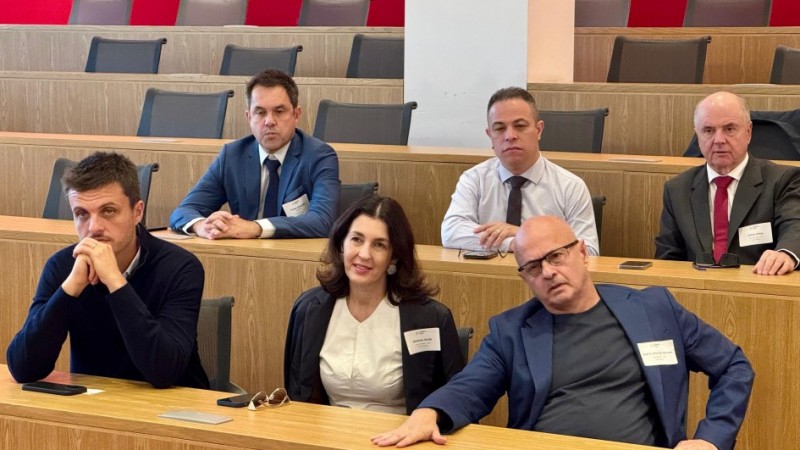 A titular da Sict, Simone Stülp, participou da agenda no campus de pós-graduação e pesquisa da instituição, em Nova York