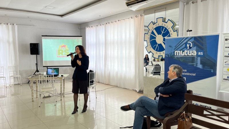 Secretária Simone Stülp destacou a importância da formação de novos engenheiros