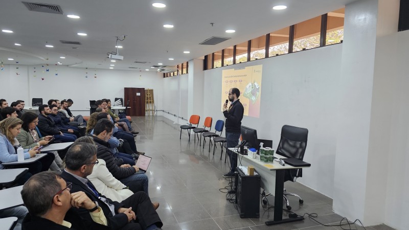 Diretor do Departamento de Conhecimento para Inovação, Ciência e Tecnologia, Guilherme Camboim, e alunos.