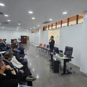Diretor do Departamento de Conhecimento para Inovação, Ciência e Tecnologia, Guilherme Camboim, e alunos.