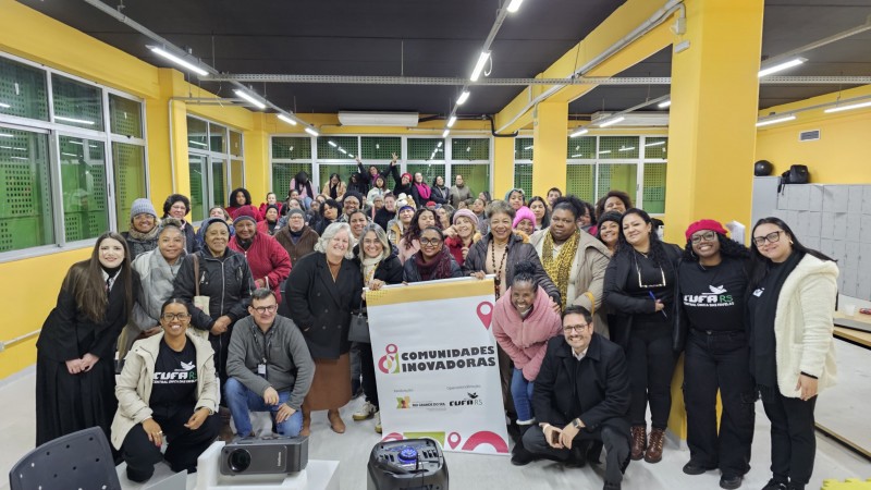 Alunos e autoridades na aula inaugural