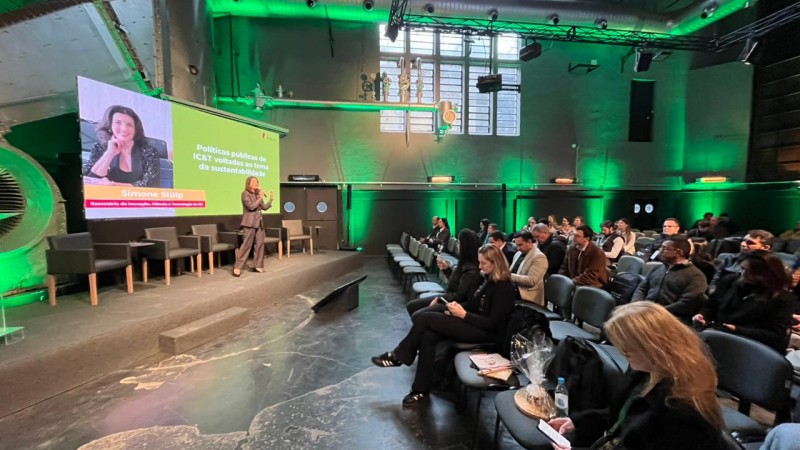 Secretária Simone Stülp participa do CMPC SIF Summit, no Instituto Caldeira