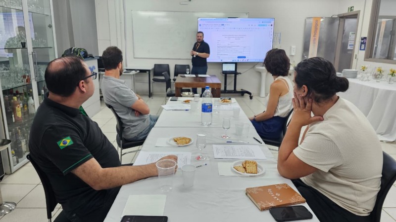 Sict capacita painelistas para an&aacute;lise sensorial da Cacha&ccedil;a Ga&uacute;cha 2025 