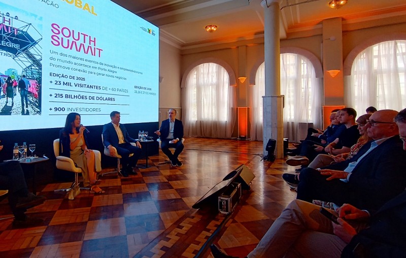 painelistas posicionados à frente do público