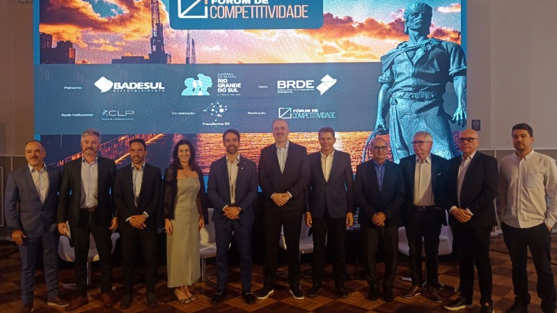 Painelistas do evento posam para foto.