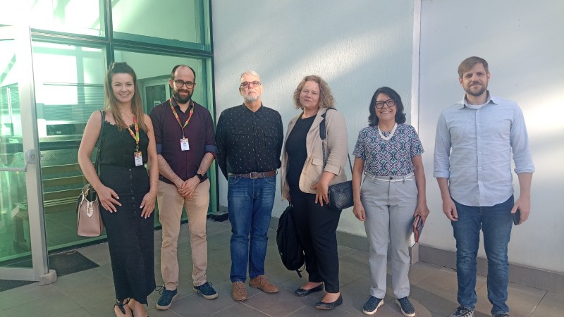 Pessoas posicionadas para foto