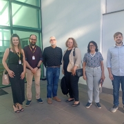 Pessoas posicionadas para foto