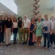 Homens e mulheres posicionados para foto.