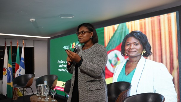 Secret&aacute;ria Lisiane Lemos falou na abertura do F&oacute;rum da Abruem