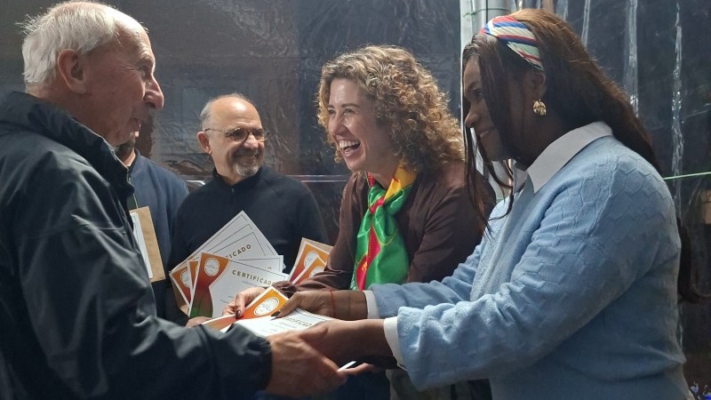 Secret&aacute;ria da Sict, Lisiane Lemos, e adjunta, Mariela Portz, entregam certificados a azeites na Expointer 2026