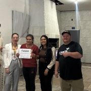 grupo de pessoas em pé na formação de um curso